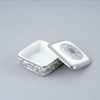 THG MARQUISE BLANC DECOR PLATINE Коробка для таблеток керамическая, квадратная 55х55 мм., настольная, декор платина, цвет: белый