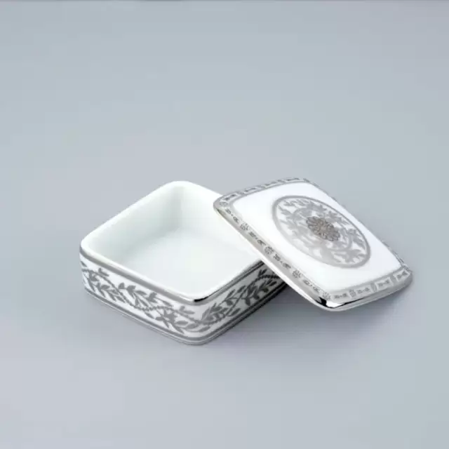 THG MARQUISE BLANC DECOR PLATINE Коробка для таблеток керамическая, квадратная 55х55 мм., настольная, декор платина, цвет: белый