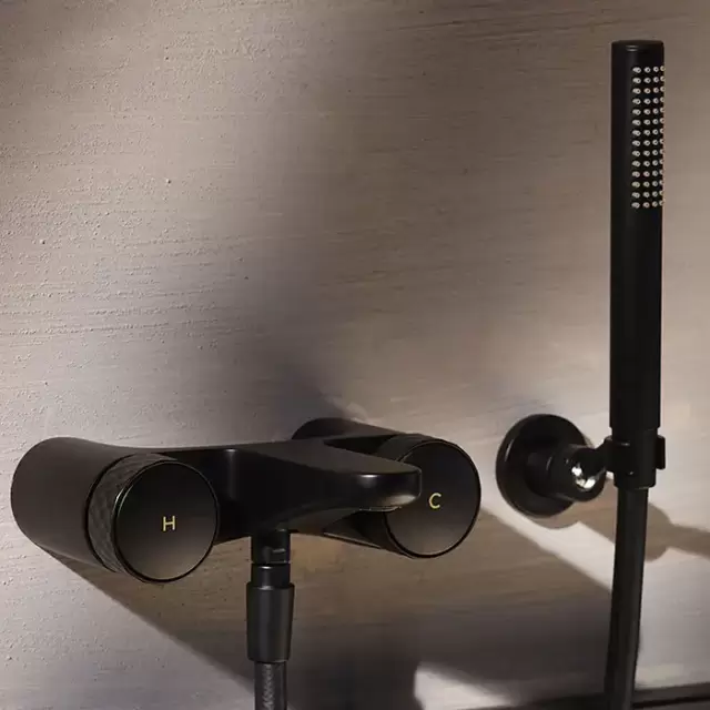 Fima Carlo Frattini Texture Collection Смеситель для ванны, настенный, с ручным душем, цвет: черный матовый