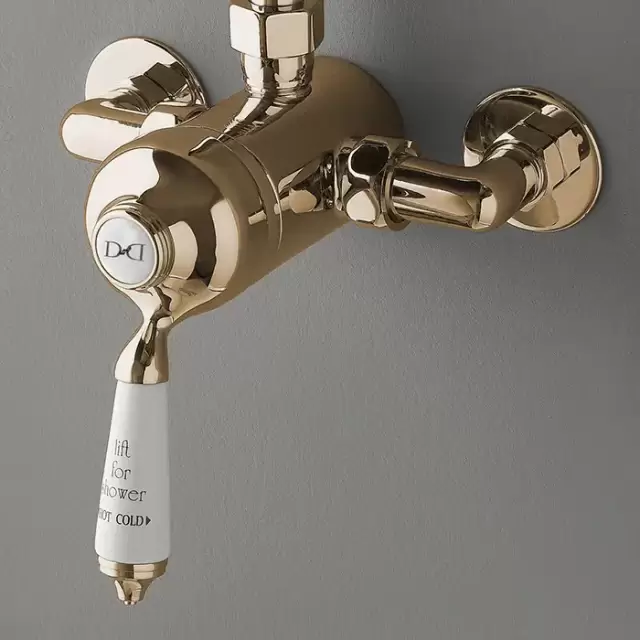 Devon&Devon Смеситель универсальный для скрытого и наружнего монтажа, с белой ручкой, цвет: золото светлое
